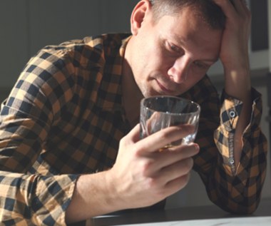 Objawy zatrucia organizmu alkoholem. Nie tylko nudności i ból głowy