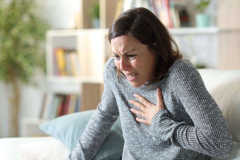 Objawy zawału serca u kobiet mogą się znacząco różnić od tych, występujących u mężczyzn /123RF/PICSEL