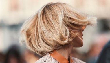 Objętość bez lakieru i tapirowania? Ten patent działa nawet na bardzo cienkich włosach