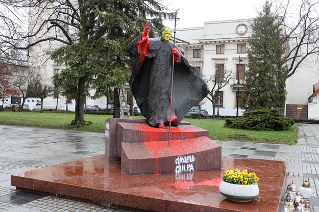 Oblany farbą pomnik Jana Pawła II stojący przed bazyliką archikatedralną w Łodzi /Marian Zubrzycki /PAP