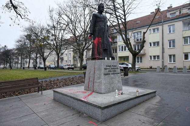 Oblany farbą pomnik księdza Henryka Jankowskiego /Marcin Gadomski /PAP