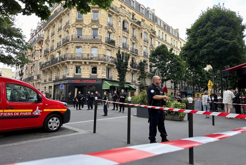 Obława na ulicach Paryża. Kierowca staranował ogródek kawiarni 
