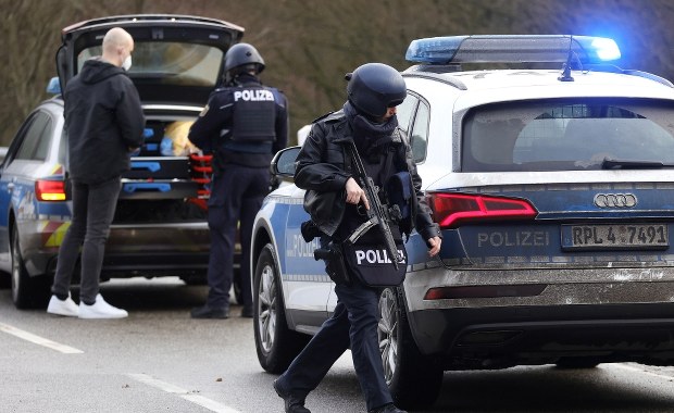 Obława w Niemczech. Policjanci zastrzeleni podczas kontroli drogowej  
