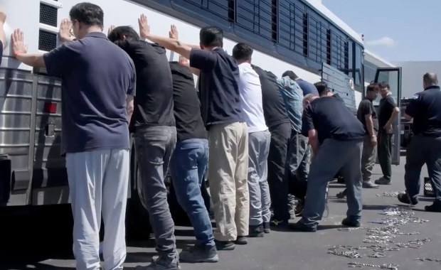 Obławy na imigrantów. Dziesiątki aresztowanych