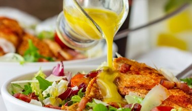 Obłędna sałatka z chrupiącym kurczakiem. Zrobisz raz, będziesz często powtarzać