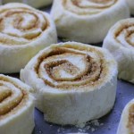 Obłędne drożdżowe bułeczki z cynamonem. Miękkie, puszyste, zaserwuj rodzinie