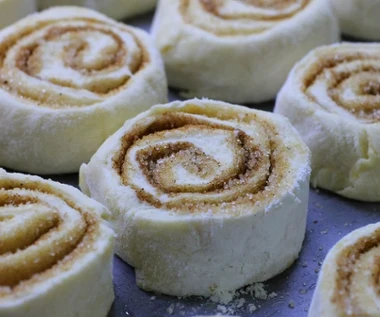 Obłędne drożdżowe bułeczki z cynamonem. Miękkie, puszyste, zaserwuj rodzinie