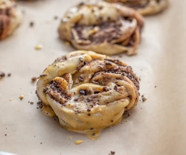 Obłędne drożdżowe bułeczki z czekoladą. Od razu zrób więcej, każdy domownik będzie chciał dokładkę