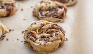 Obłędne drożdżowe bułeczki z czekoladą. Od razu zrób więcej, każdy domownik będzie chciał dokładkę