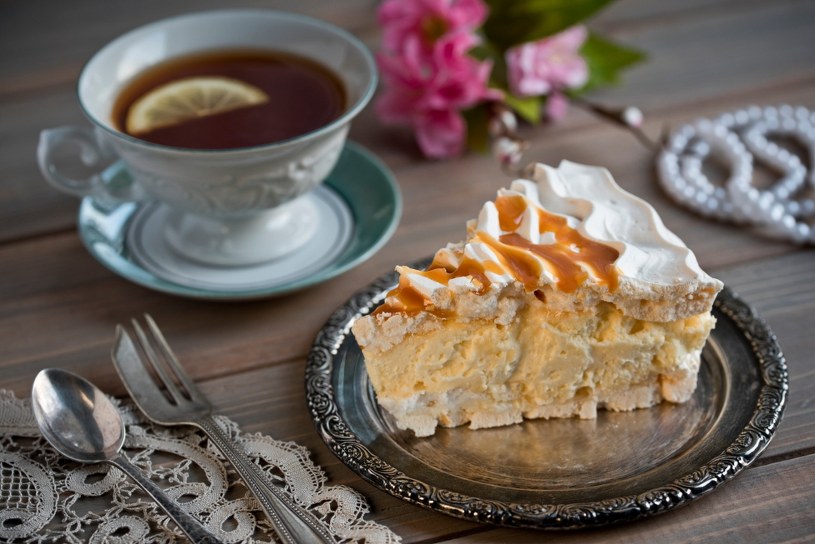 Obłędnie chrupiąca beza i kajmakowy krem. Ten deser wygląda jak z cukierni, goście będą w szoku