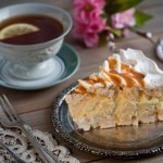 Obłędnie chrupiąca beza i kajmakowy krem. Ten deser wygląda jak z cukierni, goście będą w szoku