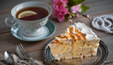 Obłędnie chrupiąca beza i kajmakowy krem. Ten deser wygląda jak z cukierni, goście będą w szoku
