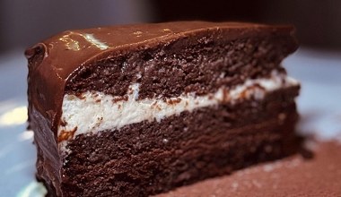 Obłędnie czekoladowe ciasto z waniliowym kremem. Na andrzejki będzie najlepsze 