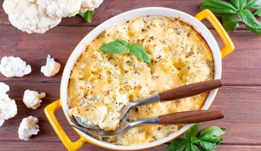 Obłędnie kremowa zapiekanka z kalafiorem. Prosty hit z piekarnika, posmakuje każdemu