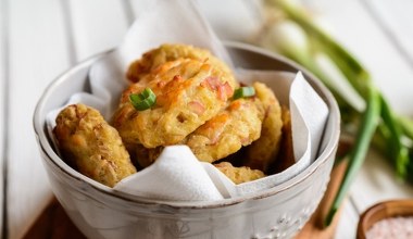 Obłędnie maślane i pikantne, na imprezie znikają w mig. Kąski piwne idealne na karnawał