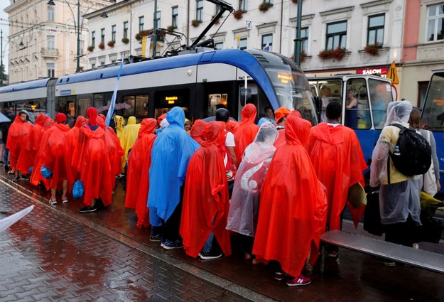 Oblężone tramwaje w Krakowie /Andrzej Grygiel /PAP