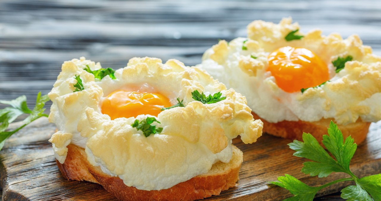 Obłoczki Jajeczne nie tylko pysznie smakują, ale wspaniale prezentują się na talerzu /sriba3 /123RF/PICSEL