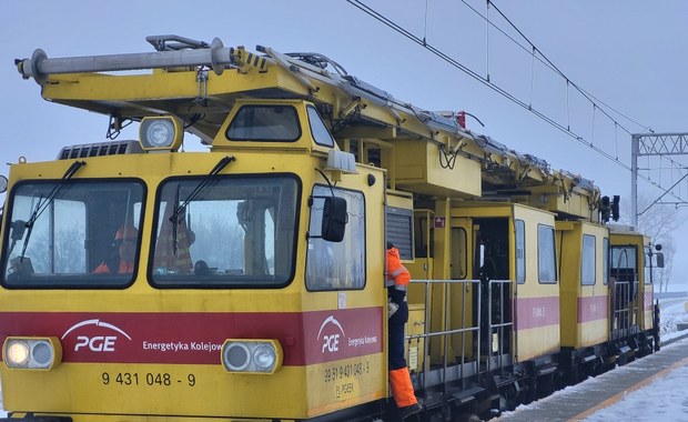 Oblodzona sieć trakcyjna na kolei. Kłopoty pasażerów na Pomorzu 