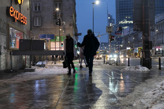 Oblodzone chodniki w centrum Warszawy rankiem 20 grudnia /Kalbar  /PAP