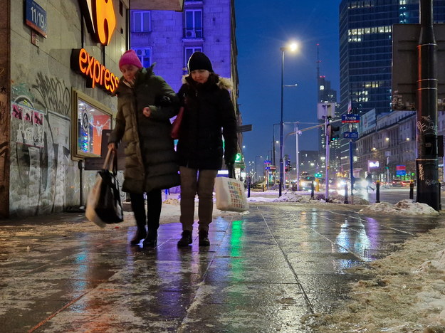 Oblodzone chodniki w centrum Warszawy /Kalbar  /PAP