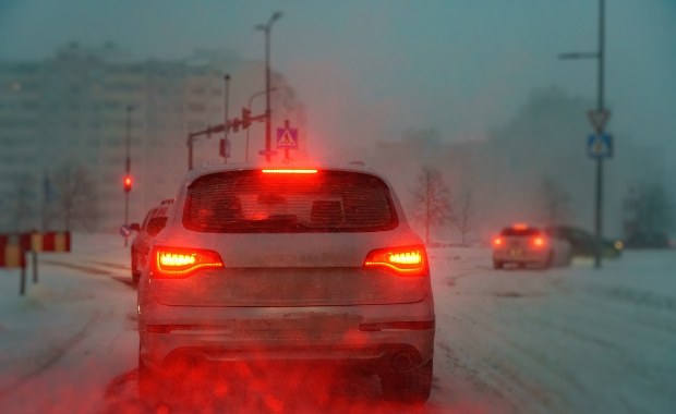 Oblodzone drogi i śnieżyce. IMGW ostrzega