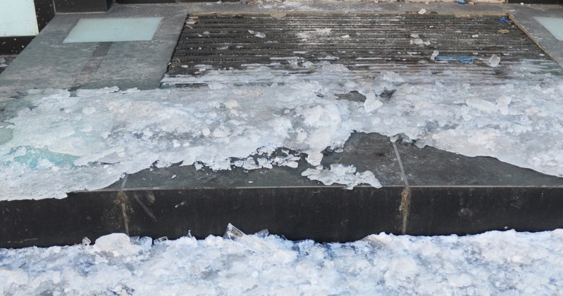 Oblodzone schody stwarzają zagrożenie dla bezpieczeństwa. Wystarczy jednak, że posypiesz je tym, a znacznie zmniejszysz ryzyko upadku /Pixel