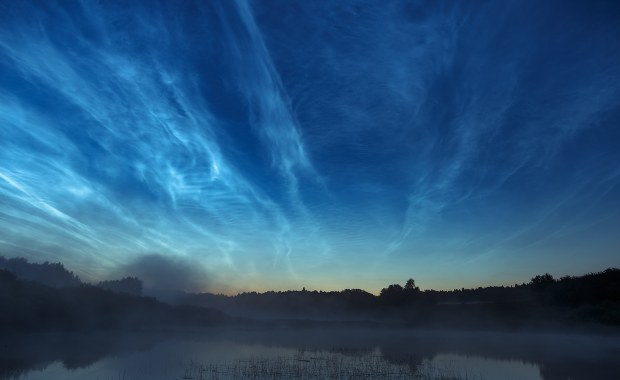 Obłoki srebrzyste. Co to za zjawisko i jak go zaobserwować?