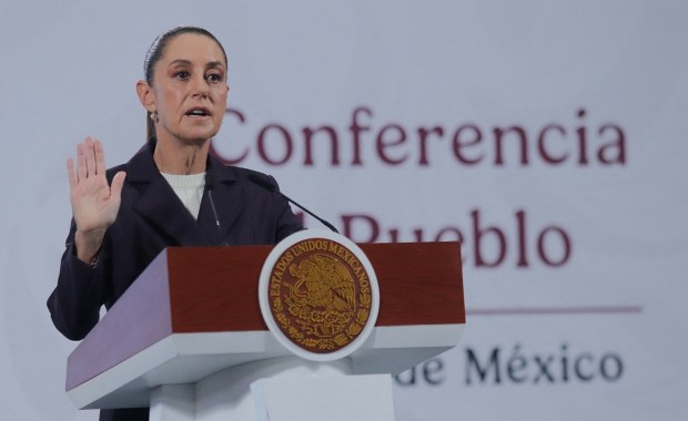 Obmacywał, próbował pocałować głowę państwa: Będzie akt oskarżenia