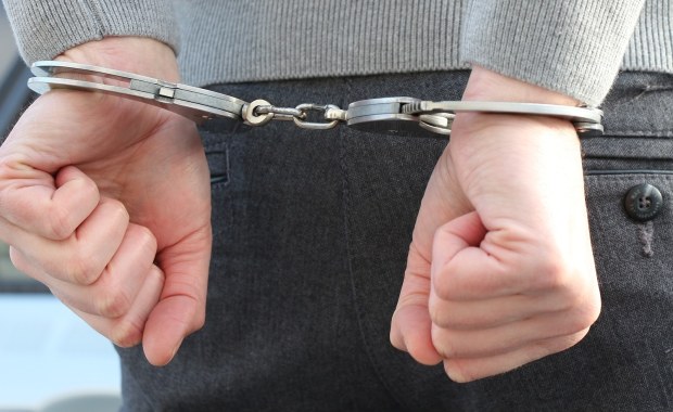 Obnażał się przed nastolatkami. Grozi mu do 12 lat więzienia