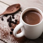 Obniża poziom złego cholesterolu, świetnie działa na pamięć. Jak parzyć i wykorzystać gorzkie kakao?