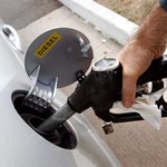 Obniżka akcyzy na paliwa - firmowy znak PiS