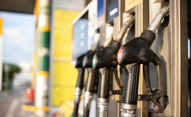 Obniżka cen paliw. Ile po decyzji Sejmu będzie nas kosztować tankowanie?