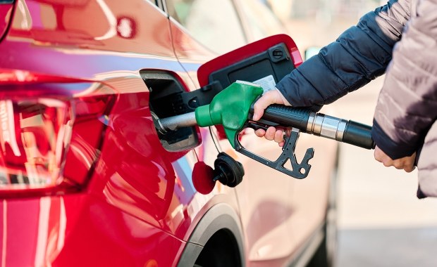 Obniżone stawki VAT na paliwa. Minister finansów zdecydował