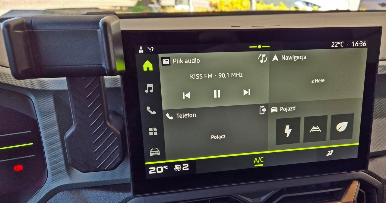 Obok 10-calowego ekranu multimediów umieszczono fabryczny uchwyt na telefon /Michał Domański /INTERIA.PL
