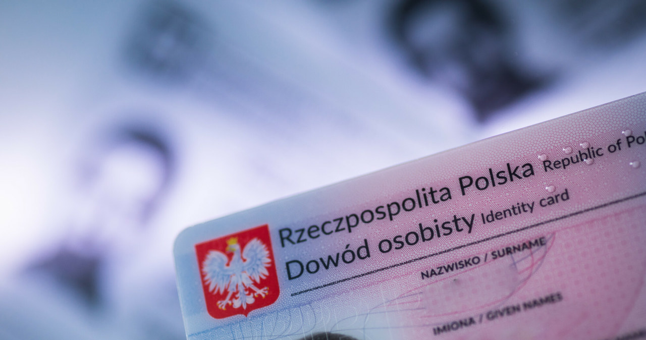 Obok tradycyjnego dowodu plastikowego funcjonuje także e-dowód /Arkadiusz Ziółek /East News