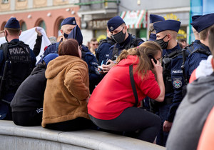 Obostrzenia epidemiczne w Polsce. Od sierpnia ponad 100 tys. mandatów