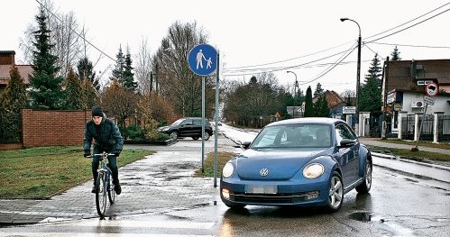 Obowiązek ustąpienia pierwszeństwa przy skręcie w drogę poprzeczną /Motor