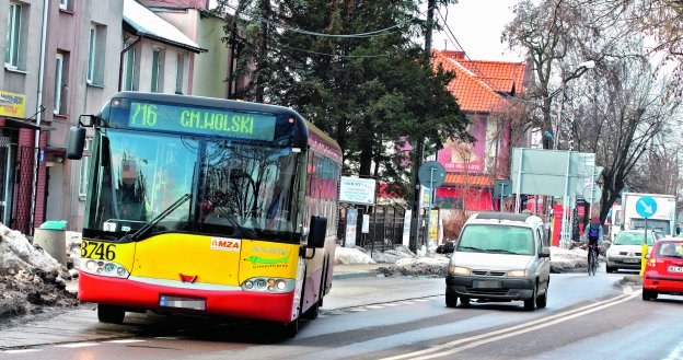 Obowiązek "wpuszczania" autobusu mają kierowcy poruszający się w terenie zabudowanym. /Motor