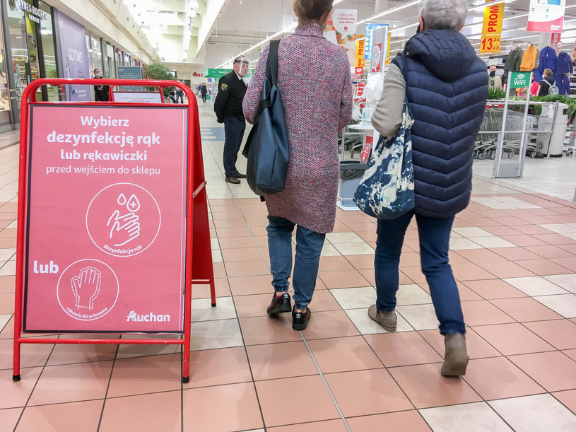 Obowiązek zakrywania nosa i ust w przestrzeni publicznej wewnatrz budynków i na powietrzu (na zdj. supermarket Auchan) /Piotr Kamionka /Reporter