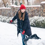 Obowiązki związane z odśnieżaniem chodnika - kto i kiedy musi to zrobić?