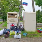 Obowiązkowa segregacja ubrań wywołała zamieszanie. Miasta szukają rozwiązania