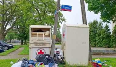 Obowiązkowa segregacja ubrań wywołała zamieszanie. Miasta szukają rozwiązania