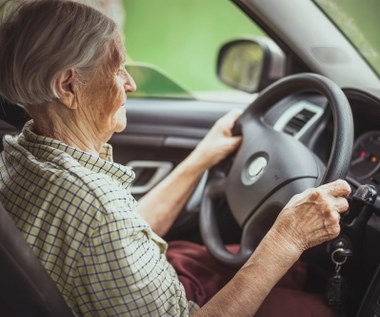Obowiązkowe badania dla kierowców seniorów. Przez jakie choroby będą zabierać prawo jazdy? 