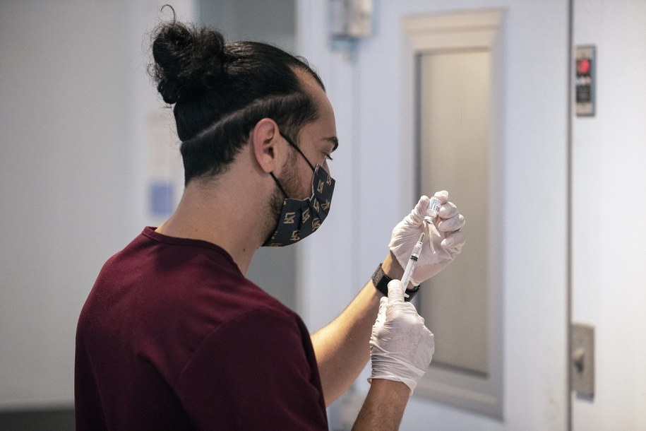 Obowiązkowe szczepienia lub testy dla pracowników służby zdrowia w NYC /ETIENNE LAURENT /PAP/EPA