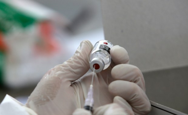 Obowiązkowe szczepienia służby zdrowia przeciw Covid-19. Decyzja zapadła w 2 krajach