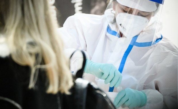 Obowiązkowe testy na koronawirusa. Ograniczenia dla Polaków przy wjeździe do Czech