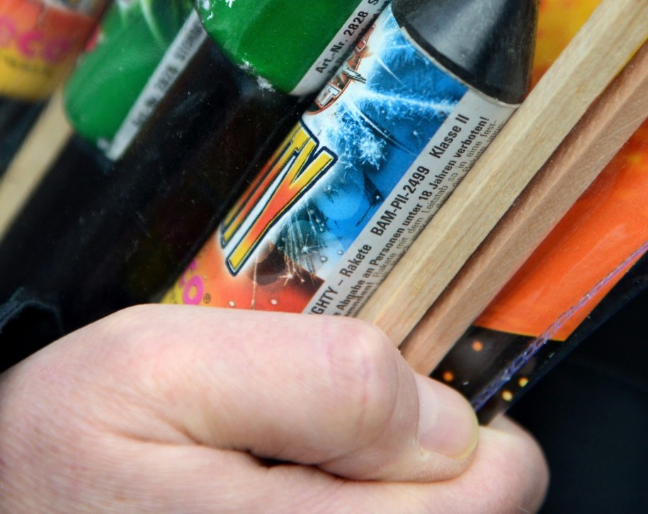 Obowiązuje zakaz sprzedaży materiałów pirotechnicznych osobom poniżej 18. roku życia /CAROLINE SEIDEL   /PAP/EPA