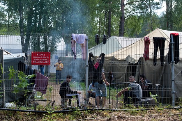 Obóz dla nielegalnych imigrantów przybyłych z Białorusi na poligonie litewskiego Ministerstwa Spraw Wewnętrznych w Rudnikach /Valdemar Doveiko /PAP