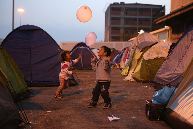 Obóz uchodźców niedaleko portu Piraeus w Atenach /George Vitsaras /Getty Images