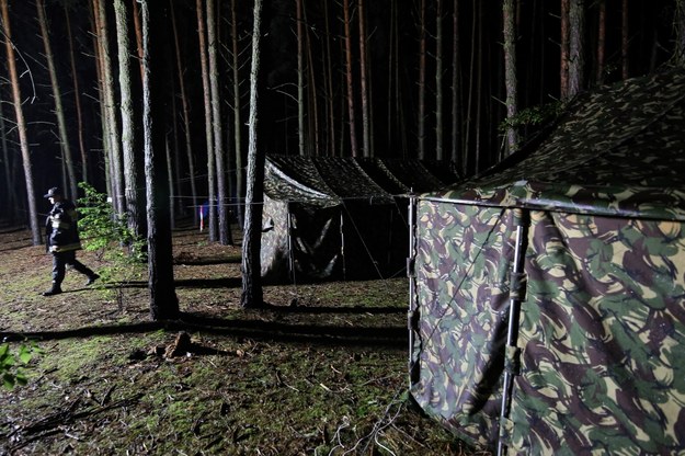 Obozowisko harcerzy ewakuowanych przez straż pożarną /Tomasz Wojtasik /PAP